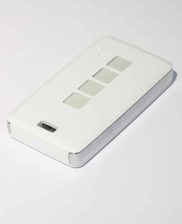 Пульт дистанционного управления для SERVETTO i3 (до 4 устройств), цвет - белый, в комплекте настенный держатель, цвет - прозрачный.